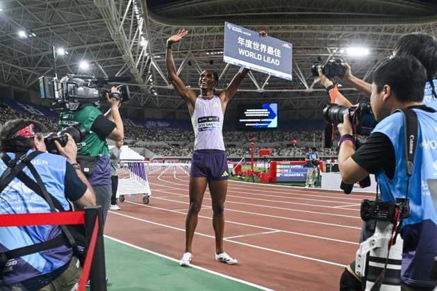Wanda Diamond League 2026 - Shanghai Keqiao SHAOXING, CHINA - MAY 16: Alison dos Santos of Brazil holds up a World Lead placard after his victory in the men s 300m hurdles race during the Yangtze River Delta Athletics Diamond Gala, the Shanghai Keqiao leg and opening meeting of the 2026 Wanda Diamond League circuit, at the China Textile City Sports Center in Keqiao, Shaoxing, Zhejiang province, China, on May 16, 2026. Artur Widak Anadolu Shaoxing China. Editorial use only. Please get in touch for any other usage.  Copyright: x2026xAnadoluxArturxWidakx