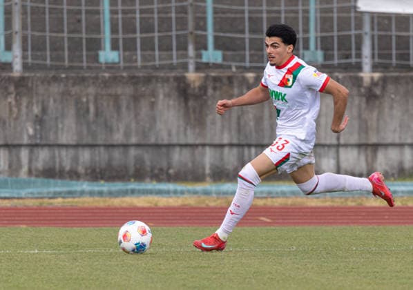 Aris Isa Malaj (FC Augsburg II 33) spielt den Ball, FC Augsburg II vs. FC Memmingen, 34. Spieltag, Saison 2025-2026;