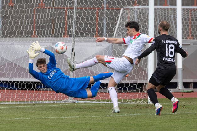 Tim Schnitzer (FC Augsburg) vergibt eine Riesenchance, 4 Meter vor dem Tor hebt er den Ball übers Tor gegen Felix Unger (Torwart FC Memmingen), Kim Paschek ( 18); FC Augsburg II vs. FC Memmingen, 34. Spieltag, Saison 2025-2026;