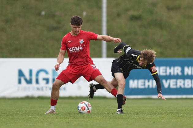 16.05.2026, Herren, Fussball, Saison 2025 2026, Regionalliga Bayern, 34. Spieltag: TSV Aubstadt - SpVgg Bayreuth Marcel Fischer ( 30, TSV Aubstadt) und Levi Kraus ( 13, SpVgg Bayreuth) Sulzfeld Schulstadion Aubstadt (NGN Arena) Bayern Deutschland