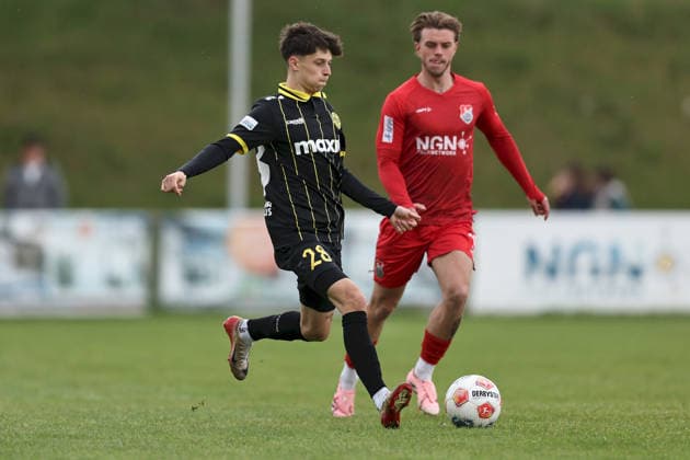 16.05.2026, Herren, Fussball, Saison 2025 2026, Regionalliga Bayern, 34. Spieltag: TSV Aubstadt - SpVgg Bayreuth Fabian Dachsbacher ( 28, SpVgg Bayreuth) und Marvin Weiß ( 18, TSV Aubstadt) Sulzfeld Schulstadion Aubstadt (NGN Arena) Bayern Deutschland