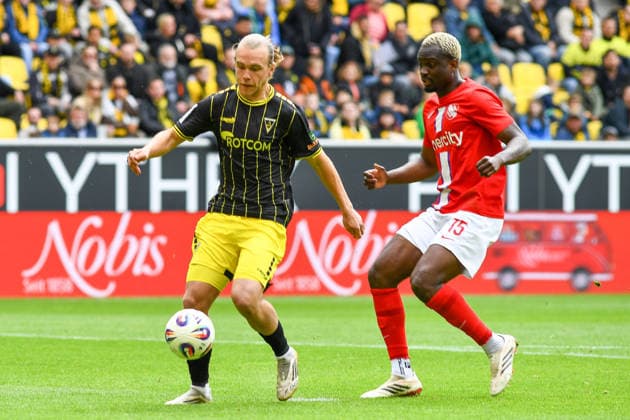 v.li.: Lars Gindorf (Alemannia Aachen, 23), Dennis Duah (TSV Havelse, 15), Zweikampf, Duell, duel, tackle, tackling, Dynamik, Action, Aktion, 16.05.2026, Aachen (Deutschland), Fussball, 3. Liga, TSV Alemannia Aachen - TSV Havelse, Fussball, 3. Liga, TSV Alemannia Aachen - TSV Havelse, DFB DFL REGULATIONS PROHIBIT ANY USE OF PHOTOGRAPHS AS IMAGE SEQUENCES AND OR QUASI-VIDEO.