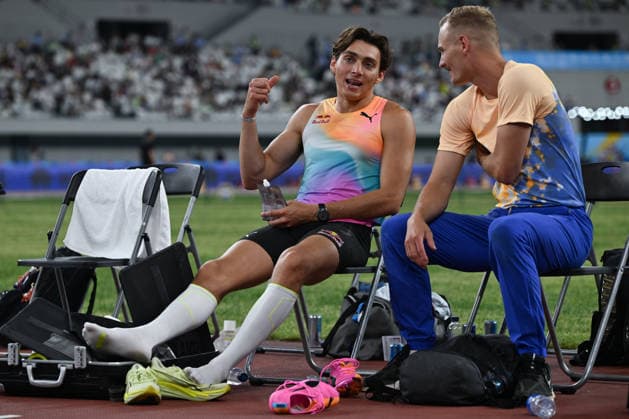 Wanda Diamond League 2026 - Shanghai Keqiao SHAOXING, CHINA - MAY 16: Armand Mondo Duplantis of Sweden chats with Kurtis Marschall of Australia as they rest on chairs during the men s pole vault final at the Yangtze River Delta Athletics Diamond Gala, the Shanghai Keqiao leg and opening meeting of the 2026 Wanda Diamond League circuit, at the China Textile City Sports Center in Keqiao, Shaoxing, Zhejiang province, China, on May 16, 2026. Artur Widak Anadolu Zhejiang China. Editorial use only. Please get in touch for any other usage.  Copyright: x2026xAnadoluxArturxWidakx
