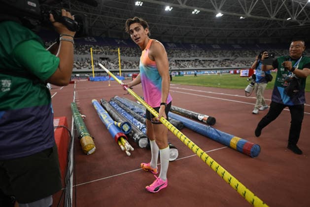 Wanda Diamond League 2026 - Shanghai Keqiao SHAOXING, CHINA - MAY 16: Armand Mondo Duplantis of Sweden holds his pole following the conclusion of the men s pole vault final at the Yangtze River Delta Athletics Diamond Gala, the Shanghai Keqiao leg and opening meeting of the 2026 Wanda Diamond League circuit, at the China Textile City Sports Center in Keqiao, Shaoxing, Zhejiang province, China, on May 16, 2026. Artur Widak Anadolu Zhejiang China. Editorial use only. Please get in touch for any other usage.  Copyright: x2026xAnadoluxArturxWidakx