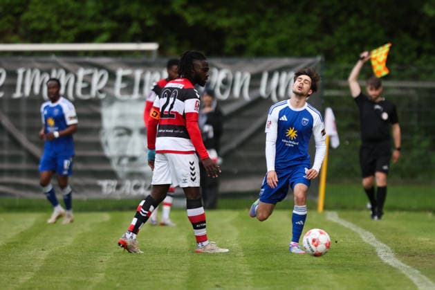 16.05.2026, Fussball, Herren, Regionalliga Nord, 34. Spieltag, Altona 93 - BSV Kickers Emden Mika Eickhoff (blau 8 BSV Kickers Emden) im Zweikampf mit Michael Ambrosius (22 Altona 93)