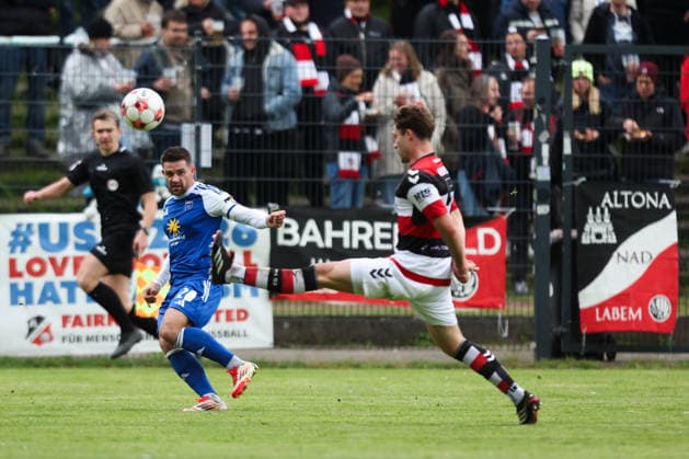 16.05.2026, Fussball, Herren, Regionalliga Nord, 34. Spieltag, Altona 93 - BSV Kickers Emden Tido Steffens (blau 21 BSV Kickers Emden) im Zweikampf mit Josh Redfield (5 Altona 93)