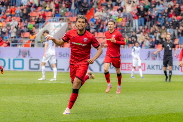 Ingolstadt, Deutschland 16. Mai 2026: 3. Liga - 2025 2026 - Sp. 38 - FC Ingolstadt 04 gegen SV Waldhof Mannheim Im Bild: Torschütze Yann Sturm (FCI) jubelt nach seinem Tor zum 5:1 DFB regulations prohibit any use of photographs as image sequences and or quasi-video Audi Sportpark Bayern Copyright: xFotostandx xSchäferx