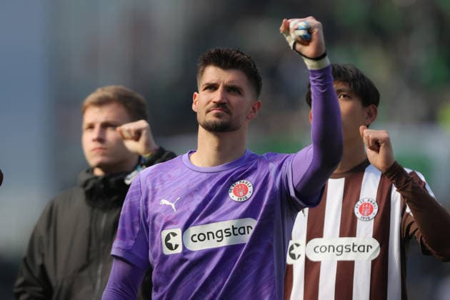 16.05.2026, xtgx, Fussball 1.Bundesliga, FC St.Pauli - VfL Wolfsburg v.l. Nikola Vasilj (FC St.Pauli) Enttäuscht, traurig, frustriert, ratlos, (DFL DFB REGULATIONS PROHIBIT ANY USE OF PHOTOGRAPHS as IMAGE SEQUENCES and or QUASI-VIDEO) Hamburg