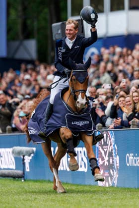 HAMBURG - Al Shira aa 95. Deutsches Spring- und Dressur DERBY 2026, HAMBURG - Al Shira aa 95. Deutsches Spring- und Dressur DERBY 2026 THIEME Andre (GER), DSP Chakaria Siegerehrung Prize giving ceremony LONGINES Grand Prix of Hamburg Al Shira aa CSI5* Tour CSI5*: Int. jumping competition with jump-off (1,60m) Hamburg, Jenischpark, Derby Park Klein Flottbek 16. May 2026 -
