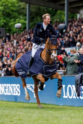 HAMBURG - Al Shira aa 95. Deutsches Spring- und Dressur DERBY 2026, HAMBURG - Al Shira aa 95. Deutsches Spring- und Dressur DERBY 2026 THIEME Andre (GER), DSP Chakaria Siegerehrung Prize giving ceremony LONGINES Grand Prix of Hamburg Al Shira aa CSI5* Tour CSI5*: Int. jumping competition with jump-off (1,60m) Hamburg, Jenischpark, Derby Park Klein Flottbek 16. May 2026 -