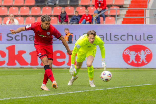 Ingolstadt, Deutschland 16. Mai 2026: 3. Liga - 2025 2026 - Sp. 38 - FC Ingolstadt 04 gegen SV Waldhof Mannheim Im Bild: v.li. Yann Sturm (FCI) macht das Tor zum 5:1 DFB regulations prohibit any use of photographs as image sequences and or quasi-video Audi Sportpark Bayern Copyright: xFotostandx xSchäferx