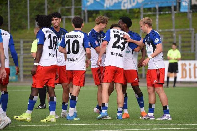 Fußball, Saison 2025 26, Regionalliga Nord, Hamburger SV II U21, U 21 - BW Lohne, Stadion Hoheluft (Hamburg), 16.05.2026, 34. Spieltag Hamburger Spieler freuen sich über das 4:0 Hamburg Deutschland