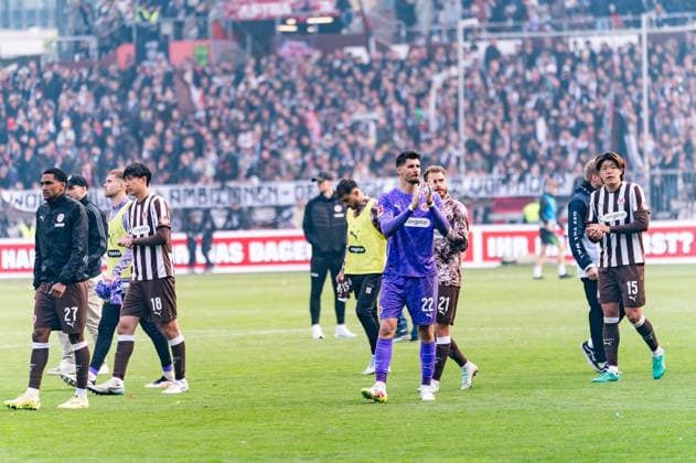 St. Pauli Mannschaft enttaeuscht Enttaeuschung nach Niederlage, Andreas Hountondji (FC St. Pauli, 27), Taichi Hara (FC St. Pauli, 18), Torwart Nikola Vasilj (FC St. Pauli, 22), Lars Ritzka (FC St. Pauli, 21), Tomoya Ando (FC St. Pauli, 15), GER, FC St. Pauli vs. VfL Wolfsburg, Fussball, Bundesliga, Spieltag 34, Saison 2025 2026, 16.05.2026 DFL REGULATIONS PROHIBIT ANY USE OF PHOTOGRAPHS AS IMAGE SEQUENCES AND OR QUASI-VIDEO GER, FC St. Pauli vs. VfL Wolfsburg, Fussball, Bundesliga, Spieltag 34, Saison 2025 2026, 16.05.2026 Hamburg Copyright: xEibner-Pressefoto MaxxVincenx EP_MVN