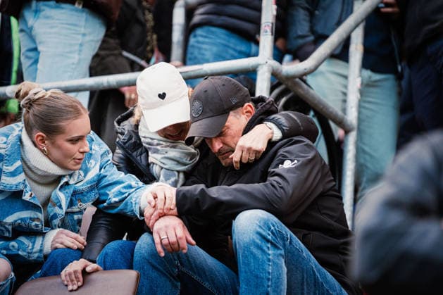 1. Bundesliga: FC St. Pauli vs. VfL Wolfsburg, 16.05.2026 Alexander Blessin (Trainer FC St. Pauli) sitzt bei seiner Familie auf der Tribüne, FC St. Pauli ist abgestiegen; Fußball, 1. Bundesliga, 34. Spieltag: FC St. Pauli vs. VfL Wolfsburg am 16.05.2026 im Millerntor-Stadion, Hamburg DFL REGULATIONS PROHIBIT ANY USE OF PHOTOGRAPHS AS IMAGE SEQUENCES AND OR QUASI-VIDEO. Copyright: xBEAUTIFULxSPORTS Tonhäuserx
