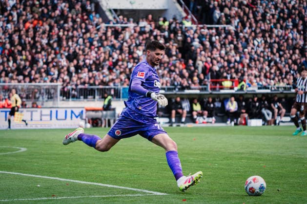 1. Bundesliga: FC St. Pauli vs. VfL Wolfsburg, 16.05.2026 Nikola Vasilj (FC St. Pauli, 22) schießt den Ball weg; Fußball, 1. Bundesliga, 34. Spieltag: FC St. Pauli vs. VfL Wolfsburg am 16.05.2026 im Millerntor-Stadion, Hamburg DFL REGULATIONS PROHIBIT ANY USE OF PHOTOGRAPHS AS IMAGE SEQUENCES AND OR QUASI-VIDEO. Copyright: xBEAUTIFULxSPORTS Tonhäuserx