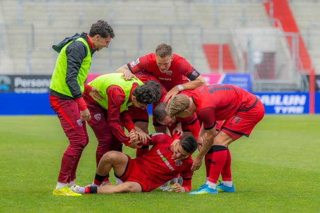 Ingolstadt, Deutschland 16. Mai 2026: 3. Liga - 2025 2026 - Sp. 38 - FC Ingolstadt 04 gegen SV Waldhof Mannheim Im Bild: in der Traube Torschütze Emre Gül Guel (FCI) jubelt nach seinem Tor zum 3:0 mit seinen Mannschaftskollegen, DFB regulations prohibit any use of photographs as image sequences and or quasi-video Audi Sportpark Bayern Copyright: xFotostandx xSchäferx