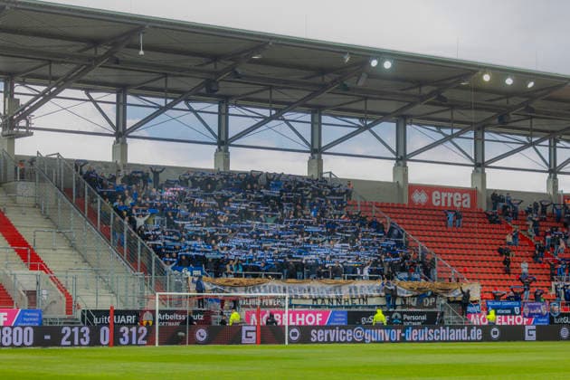 Ingolstadt, Deutschland 16. Mai 2026: 3. Liga - 2025 2026 - Sp. 38 - FC Ingolstadt 04 gegen SV Waldhof Mannheim Im Bild: Die Fans von Waldhof Mannheim zeigen ihre Schals im Gästeblock. DFB regulations prohibit any use of photographs as image sequences and or quasi-video Audi Sportpark Bayern Copyright: xFotostandx xSchäferx