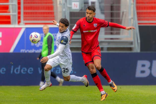 Ingolstadt, Deutschland 16. Mai 2026: 3. Liga - 2025 2026 - Sp. 38 - FC Ingolstadt 04 gegen SV Waldhof Mannheim Im Bild: v. li. im Zweikampf Djayson Mendes (SVW) und Frederik Carlsen (FCI) DFB regulations prohibit any use of photographs as image sequences and or quasi-video Audi Sportpark Bayern Copyright: xFotostandx xSchäferx