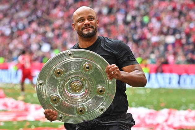 Trainer Vincent KOMPANY (Bayern Muenchen) mit Schale,Meisterschale,Pokal,Cup,Trophaee. Siegerehrung Fussball 1. Bundesliga Saison 2025 2026, 34.Spieltag, Spieltag34 FC Bayern Muenchen - 1.FC Koeln am 16.05.2026 , A L L I A N Z A R E N A.