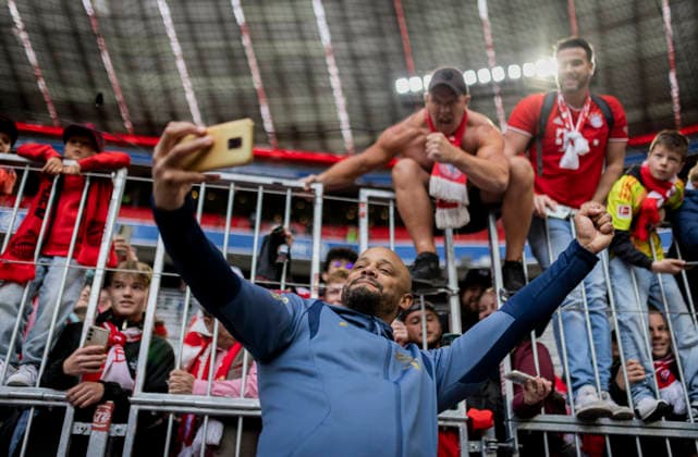 Munich, Germany. 16th Mai 2026.. Trainer Vincent Kompany (FCB) macht Foto mit Fans FC Bayern München - 1. FC Köln 16.05.2026