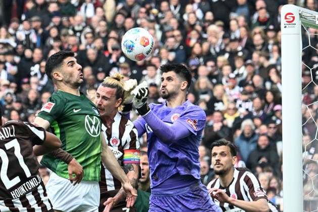 Konstantinos Koulierakis (VFL Wolfsburg 4) erzielt per Kopf das 0:1 gegen Torwart Nikola Vasilj (FC St Pauli 22), FC St Pauli - VFL Wolfsburg, Fussball, Bundesliga, DFL, 16.05.2026 DFB regulations prohibit any use of photographs as image sequences and or quasi-video Hamburg Hamburg Deutschland