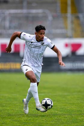 Yannick Osee (SVS, 13), am Ball, Freisteller, Ganzkörper, Einzelbild, Einzelfoto, Aktion, Action, 16.05.2026, Sandhausen (Deutschland), Fussball, Regionalliga Südwest, SV Sandhausen - FC 08 Homburg