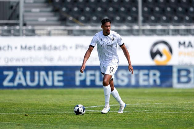 Yannick Osee (SVS, 13), am Ball, Freisteller, Ganzkörper, Einzelbild, Einzelfoto, Aktion, Action, 16.05.2026, Sandhausen (Deutschland), Fussball, Regionalliga Südwest, SV Sandhausen - FC 08 Homburg