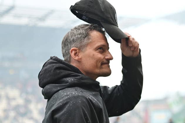 GER; 1. FBL, FC St. Pauli vs VfL Wolfsburg 16.05.2026, GER; 1. FBL, FC St. Pauli vs VfL Wolfsburg im Bild Trainer Alexander Blessin (Pauli 25_26) zeiht vor den Fans die Muetze
