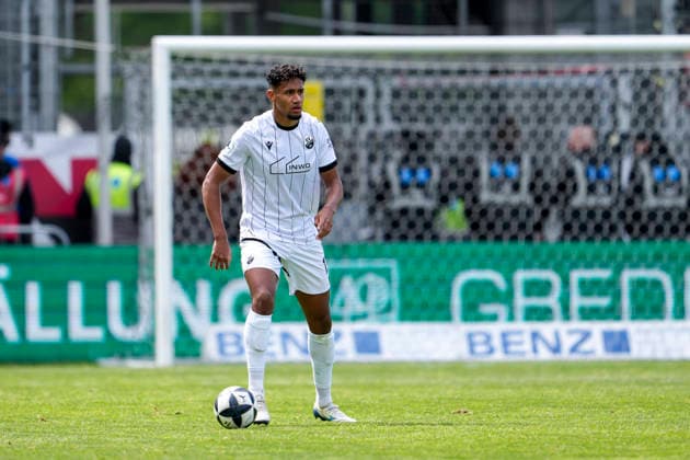 Yannick Osee (SVS, 13), am Ball, Freisteller, Ganzkörper, Einzelbild, Einzelfoto, Aktion, Action, 16.05.2026, Sandhausen (Deutschland), Fussball, Regionalliga Südwest, SV Sandhausen - FC 08 Homburg