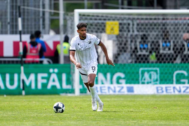 Yannick Osee (SVS, 13), am Ball, Freisteller, Ganzkörper, Einzelbild, Einzelfoto, Aktion, Action, 16.05.2026, Sandhausen (Deutschland), Fussball, Regionalliga Südwest, SV Sandhausen - FC 08 Homburg