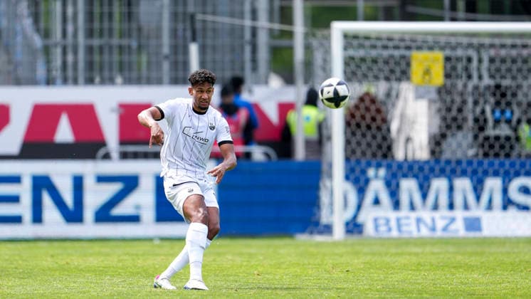 Yannick Osee (SVS, 13), am Ball, Freisteller, Ganzkörper, Einzelbild, Einzelfoto, Aktion, Action, 16.05.2026, Sandhausen (Deutschland), Fussball, Regionalliga Südwest, SV Sandhausen - FC 08 Homburg