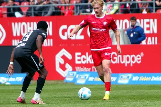 Luca Prasse (Zwickau) am Ball , links Jean-Marie Nadjombe (Leipzig) Fußball Regionalliga Nordost 2025 26 FSV Zwickau - Chemie Leipzig 1:0 am 16.5.2026 FSV Zwickau - Chemie Leipzig