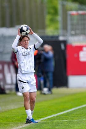 Batu Jonathan Akgöz (SVS, 45) beim Einwurf, Freisteller, Ganzkörper, Einzelbild, Einzelfoto, Aktion, Action, 16.05.2026, Sandhausen (Deutschland), Fussball, Regionalliga Südwest, SV Sandhausen - FC 08 Homburg