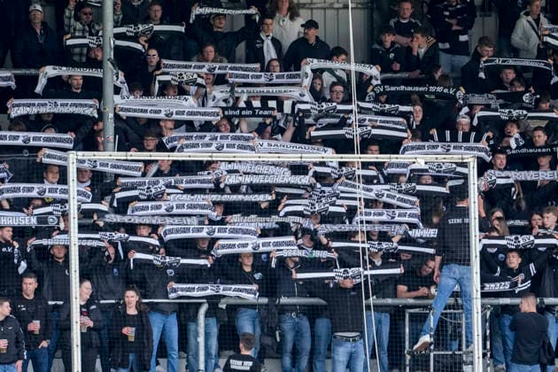 Die Ultras vom SV Sandhausen schwenken in der Fankurve ihre Fanschals, Heimfans, Fanblock, freuen sich aufs Spiel, Fans, Publikum, Zuschauer, Stimmung, Atmosphäre, Stadion, 16.05.2026, Sandhausen (Deutschland), Fussball, Regionalliga Südwest, SV Sandhausen - FC 08 Homburg