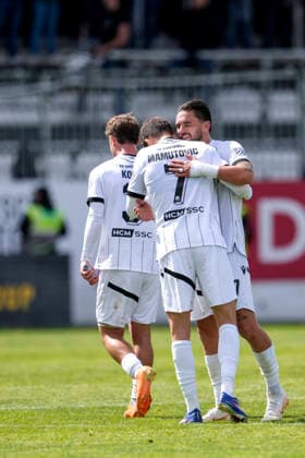 v.li.: Louis Kolbe (SVS, 3), David Mamutovic (SVS, 7) verabschiedet sich von Pascal Testroet (SVS, 37, Kapitän) bei dessen Auswechslung, Spieler vom SV Sandhausen (SVS), bei seiner Verabschiedung, Abschied vom Verein, Aktion, Action, 16.05.2026, Sandhausen (Deutschland), Fussball, Regionalliga Südwest, SV Sandhausen - FC 08 Homburg