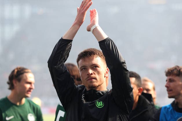 St. Pauli vs. VfL, 1. BL Hamburg, 16.05.2026, Fußball, Herren, Saison 2025 2026, 1. BL, FC St. Pauli vs. VfL Wolfsburg: Schlussjubel vor dem VfL-Wolfsburg Fanblock, Dzenan Pejcinovic (VfL Wolfsburg) (DFL DFB REGULATIONS PROHIBIT ANY USE OF PHOTOGRAPHS as IMAGE SEQUENCES and or QUASI-VIDEO) Millerntor-Stadion Deutschland