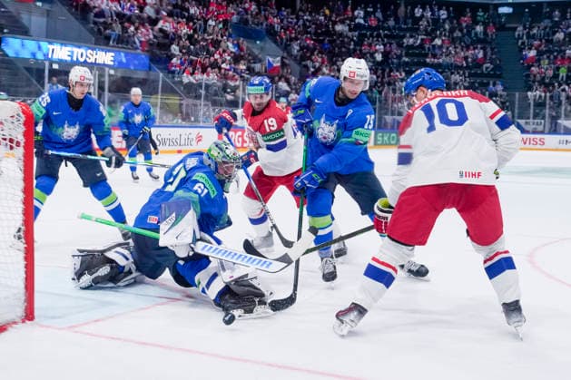 FRIBOURG, SWITZERLAND - MAY 16: goalkeeper Lukas Horak of Slovenia 2nd L) saves on Roman Cervenka of Czechia R) during the 2026 IIHF Ice hockey, Eishockey World Championship, WM, Weltmeisterschaft Switzerland game between Slovenia and Czechia at BCF Arena on May 16, 2026 in Fribourg, Fribourg. Fribourg BCF Arena Fribourg Switzerland Copyright: xJustPictures.ch JarixPestelaccix jp-en-EuSpIm-JP6_JAR_Slovenia_Czechia_16May2026_00133