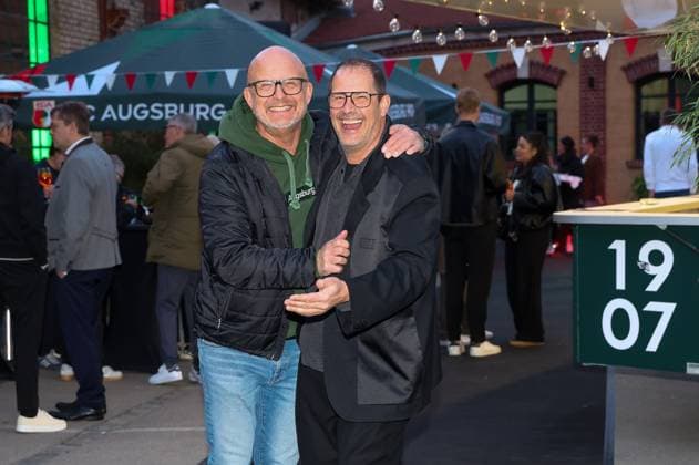 l-r: Stadionsprecher Rolf Stoermann (FC Augsburg) und Andreras Kahn (Feinkost Kahn), FC Augsburg Saisonabschlussfeier, Fussball, 1. Bundesliga, 34. Spieltag, 16.05.2026 DFL DFB regulations prohibit any use of photographs as image sequences and or quasi-video Augsburg Bayern Deutschland