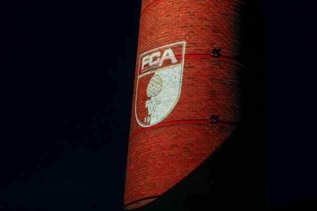 Kamin mit Logo, FC Augsburg Saisonabschlussfeier, Fussball, 1. Bundesliga, 34. Spieltag, 16.05.2026 DFL DFB regulations prohibit any use of photographs as image sequences and or quasi-video Augsburg Bayern Deutschland