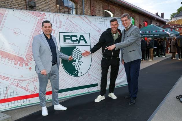 l-r: Oberbuergermeister der Stadt Augsburg Dr. Florian Freund, Vorstand - SPD Augsburg Dirk Wurm, 3. Buergermeister von Augsburg Bernd Zitzelsberger (CSU), FC Augsburg Saisonabschlussfeier, Fussball, 1. Bundesliga, 34. Spieltag, 16.05.2026 DFL DFB regulations prohibit any use of photographs as image sequences and or quasi-video Augsburg Bayern Deutschland