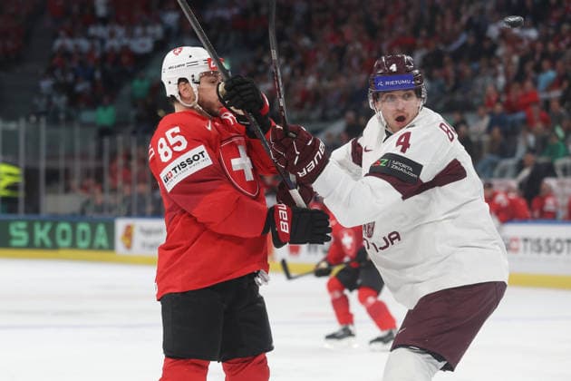 Eishockey WM 2026 SUI - LAT Sven Andrighetto gegen Kristofers Bindulis 16.05.2026 Swiss Life Arena Zuerich , SCHWEIZ, Herren IIHF Eishockey World Championship, WM, Weltmeisterschaft Zurich 2026 Gruppe Schweiz - Lettland Sven Andrighetto (li,Schweiz) gegen Kristofers Bindulis (Lettland)