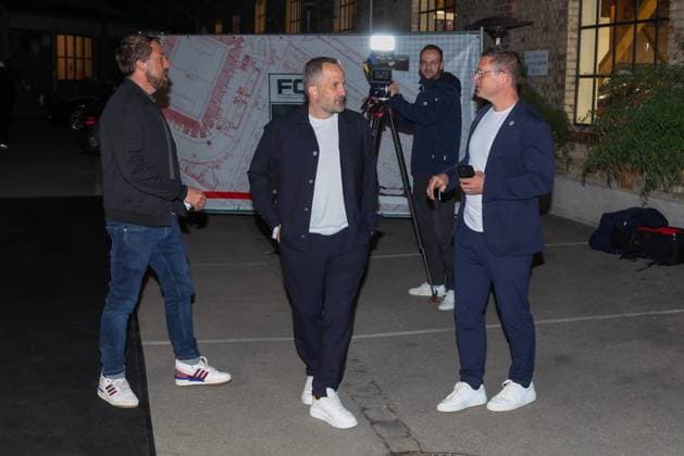 Co-Trainer Alexander Frankenberger (FC AUgsburg) und Chef-Trainer Manuel Baum (FC Augsburg) kommen an der Location an, Pressesprecher Dominik Schmitz (FC Augsburg), FC Augsburg Saisonabschlussfeier, Fussball, 1. Bundesliga, 34. Spieltag, 16.05.2026 DFL DFB regulations prohibit any use of photographs as image sequences and or quasi-video Augsburg Bayern Deutschland