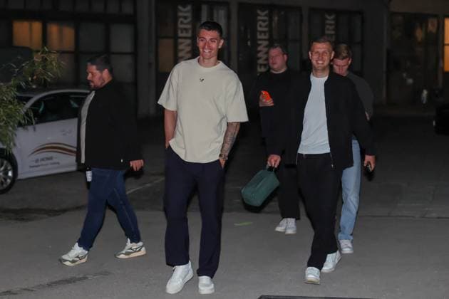 Cedric Zesiger 16 FC Augsbburg), Jeffrey Gouweleeuw 6 (FC Augsburg) kommen an der Location an, FC Augsburg Saisonabschlussfeier, Fussball, 1. Bundesliga, 34. Spieltag, 16.05.2026 DFL DFB regulations prohibit any use of photographs as image sequences and or quasi-video Augsburg Bayern Deutschland