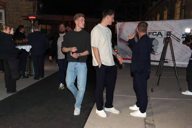 Anton Kade 30 (FC Augsburg), Cedric Zesiger 16 FC Augsbburg), Pressesprecher Dominik Schmitz (FC Augsburg), FC Augsburg Saisonabschlussfeier, Fussball, 1. Bundesliga, 34. Spieltag, 16.05.2026 DFL DFB regulations prohibit any use of photographs as image sequences and or quasi-video Augsburg Bayern Deutschland