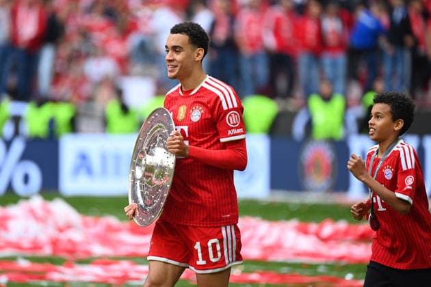 Jamal MUSIALA (Bayern Muenchen) mit Meisterschale, Schale,Pokal,Cup,Trophaee, re:Bruder Jerrell. Siegerehrung. Fussball 1. Bundesliga Saison 2025 2026, 34.Spieltag, Spieltag34 FC Bayern Muenchen - 1.FC Koeln 5-1 am 16.05.2026 , A L L I A N Z A R E N A.