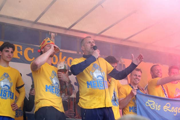 Fußball Regionalliga Nordost: 1. FC Lok Leipzig - 1. FC Magdeburg II; 16.05.2026 Die Mannschaft von Lok Leipzig feiert auf einer improvisierten Lkw-Bühne mit ihren Fans die Regionalliga-Meisterschaft. Cheftrainer Jochen Seitz (Lok Leipzig) am Mikrofon. Fußball, Regionalliga Nordost, Saison 2025 2026, 34. Spieltag: 1. FC Lok Leipzig vs. 1. FC Magdeburg II am 16.05.2026 im Bruno-Plache-Stadion, Leipzig. Copyright: xBEAUTIFULxSPORTS JanxKaeferx