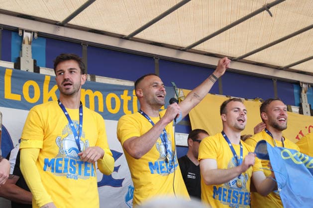 Fußball Regionalliga Nordost: 1. FC Lok Leipzig - 1. FC Magdeburg II; 16.05.2026 Die Mannschaft von Lok Leipzig feiert auf einer improvisierten Lkw-Bühne mit ihren Fans die Regionalliga-Meisterschaft. Djamal Ziane (13, Lok Leipzig) am Mikrofon. Fußball, Regionalliga Nordost, Saison 2025 2026, 34. Spieltag: 1. FC Lok Leipzig vs. 1. FC Magdeburg II am 16.05.2026 im Bruno-Plache-Stadion, Leipzig. Copyright: xBEAUTIFULxSPORTS JanxKaeferx