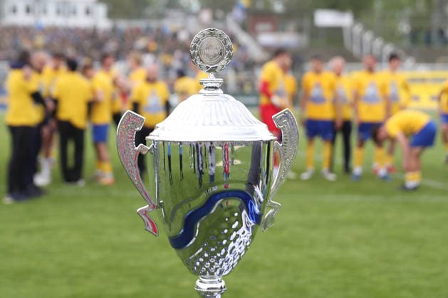 Fußball Regionalliga Nordost: 1. FC Lok Leipzig - 1. FC Magdeburg II; 16.05.2026 Der Meisterschafts-Pokal der Regionalliga Nordost, NOFV, und im Hintergrund das Team von Lok Leipzig. Fußball, Regionalliga Nordost, Saison 2025 2026, 34. Spieltag: 1. FC Lok Leipzig vs. 1. FC Magdeburg II am 16.05.2026 im Bruno-Plache-Stadion, Leipzig. Copyright: xBEAUTIFULxSPORTS JanxKaeferx