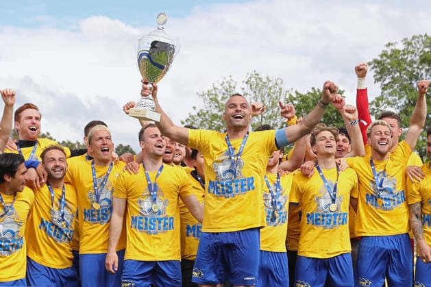 Fußball Regionalliga Nordost: 1. FC Lok Leipzig - 1. FC Magdeburg II; 16.05.2026 Djamal Ziane (13, Lok Leipzig) mit dem Meisterschafts-Pokal vor seinem jubelnden Team. Fußball, Regionalliga Nordost, Saison 2025 2026, 34. Spieltag: 1. FC Lok Leipzig vs. 1. FC Magdeburg II am 16.05.2026 im Bruno-Plache-Stadion, Leipzig. Copyright: xBEAUTIFULxSPORTS JanxKaeferx