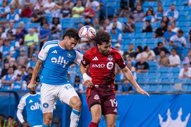 MLS, Fussball Herren, USA 2026: Toronto FC At Charlotte FC May 16 May 16, 2026: Charlotte FC midfielder Brandt Bronico (13) heads the ball against Toronto FC defender Kobe Franklin (19) during the first half of the Major League Soccer match up at Bank of America Stadium in Charlotte, NC. (Scott Kinser CSM) (Credit Image: Â Scott Kinser Cal Media) Charlotte Nc United States EDITORIAL USE ONLY Copyright: xx ZUMA-20260516_zma_c04_009.jpg ScottxKinserx csmphotothree490613